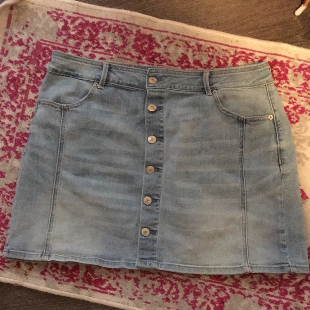 American Eagle Denim, great shape pre owned size 16 super cute mini skirt.